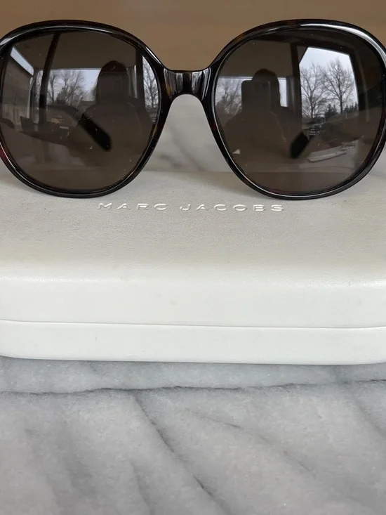 Authentic Marc Jacob’s Sunglasses - Picture 4 of 6